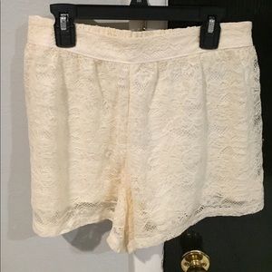 Hollister Cream Lace shorts size Medium